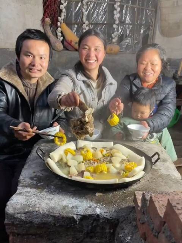 หนุ่มทำคลิปใช้ชีวิตชนบทที่แท้ลวงโลกทั้งพ่อแม่เพื่อนบ้านปลอมหมด หนุ่มทำคลิปใช้ชีวิตชนบทที่แท้ลวงโลกทั้งพ่อแม่เพื่อนบ้านปลอมหมด