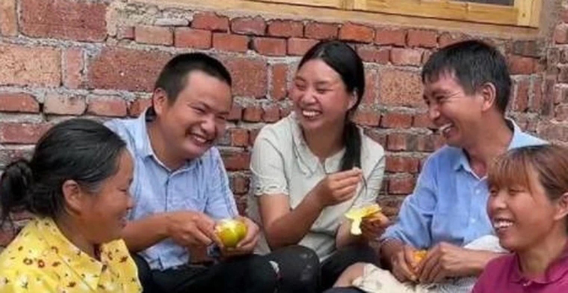 หนุ่มทำคลิปใช้ชีวิตชนบทที่แท้ลวงโลกทั้งพ่อแม่เพื่อนบ้านปลอมหมด หนุ่มทำคลิปใช้ชีวิตชนบทที่แท้ลวงโลกทั้งพ่อแม่เพื่อนบ้านปลอมหมด