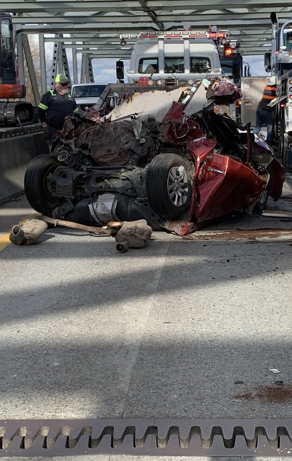 18ล้อพุ่งทับเก๋งพับครึ่ง 18ล้อพุ่งทับเก๋งพับครึ่ง