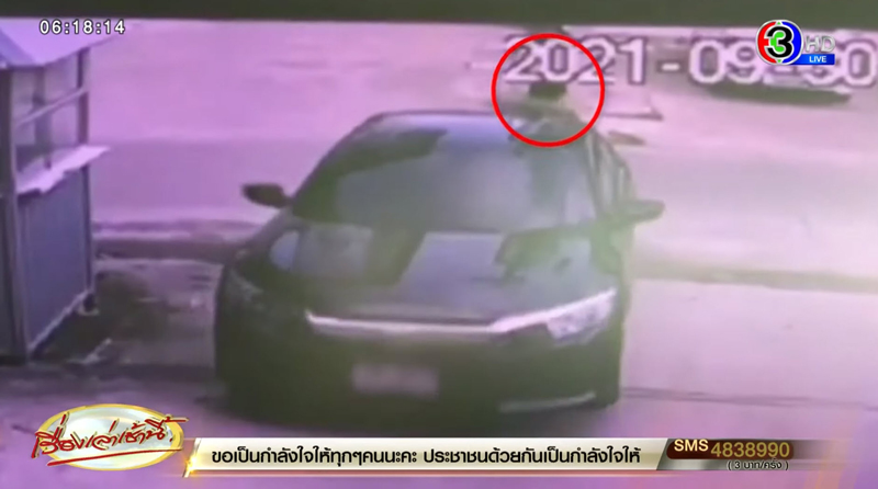 หญิงเข็นรถจอดขวางหยุดไม่อยู่เจ็บตัวฟรี หญิงเข็นรถจอดขวางหยุดไม่อยู่เจ็บตัวฟรี