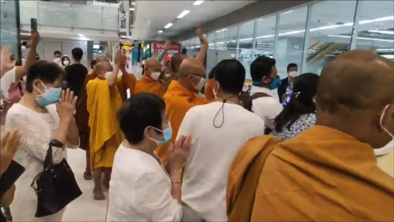 อดีตพระยันตระกลับสหรัฐฯ อดีตพระยันตระกลับสหรัฐฯ