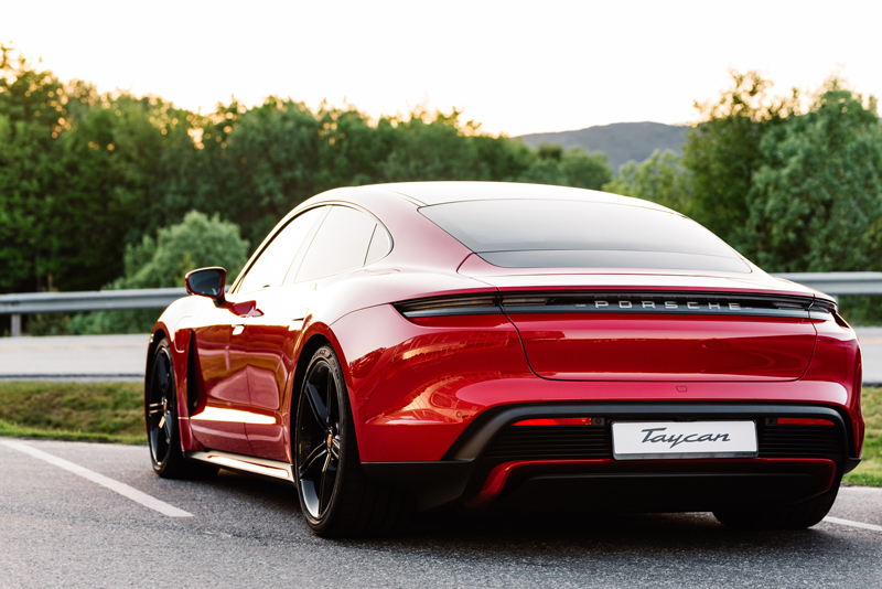 ช่างขับรถปอร์เช่ลูกค้า ช่างขับรถปอร์เช่ลูกค้า