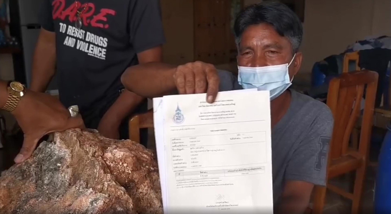 ชาวประมงโชว์ใบเซอร์อ้วกวาฬหนัก30กิโลกรัมคือของจริง ชาวประมงโชว์ใบเซอร์อ้วกวาฬหนัก30กิโลกรัมคือของจริง