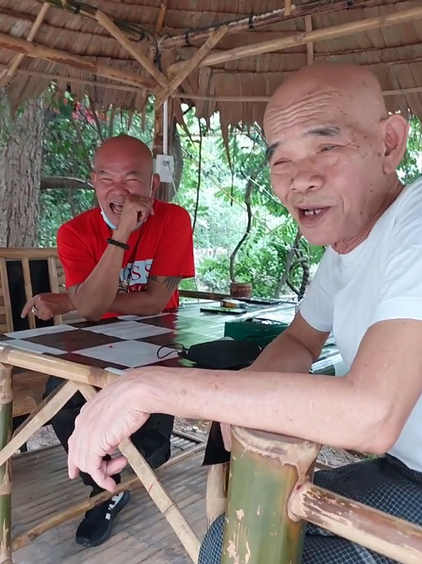 ป๋าเทพหยองลูกหยีด่าผู้ชุมนุมขี้ยาเจอบก.ลายจุดสวนคืน ป๋าเทพหยองลูกหยีด่าผู้ชุมนุมขี้ยาเจอบก.ลายจุดสวนคืน