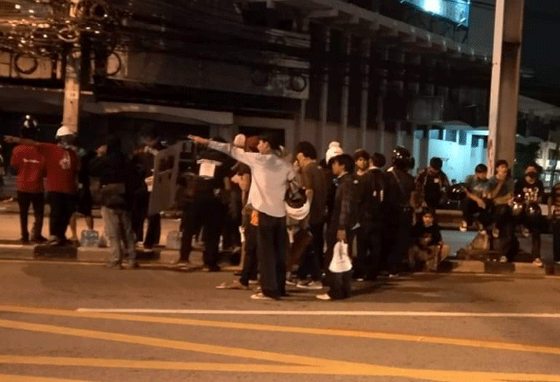 ป๋าเทพหยองลูกหยีด่าผู้ชุมนุมขี้ยาเจอบก.ลายจุดสวนคืน ป๋าเทพหยองลูกหยีด่าผู้ชุมนุมขี้ยาเจอบก.ลายจุดสวนคืน