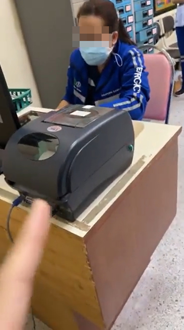 หนุ่มโวยรพ.ไม่ล้างแผลให้หลังเล่นน้ำจนแผลเปียกขู่เป็นลูกอดีตผบ.ตร. หนุ่มโวยรพ.ไม่ล้างแผลให้หลังเล่นน้ำจนแผลเปียกขู่เป็นลูกอดีตผบ.ตร.