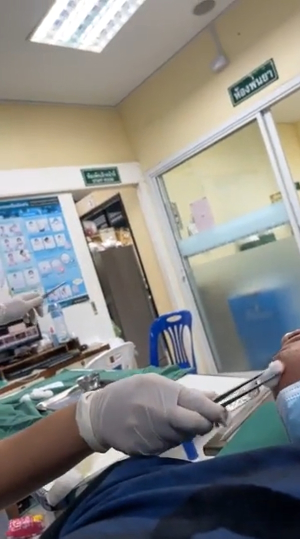 หนุ่มโวยรพ.ไม่ล้างแผลให้หลังเล่นน้ำจนแผลเปียกขู่เป็นลูกอดีตผบ.ตร. หนุ่มโวยรพ.ไม่ล้างแผลให้หลังเล่นน้ำจนแผลเปียกขู่เป็นลูกอดีตผบ.ตร.