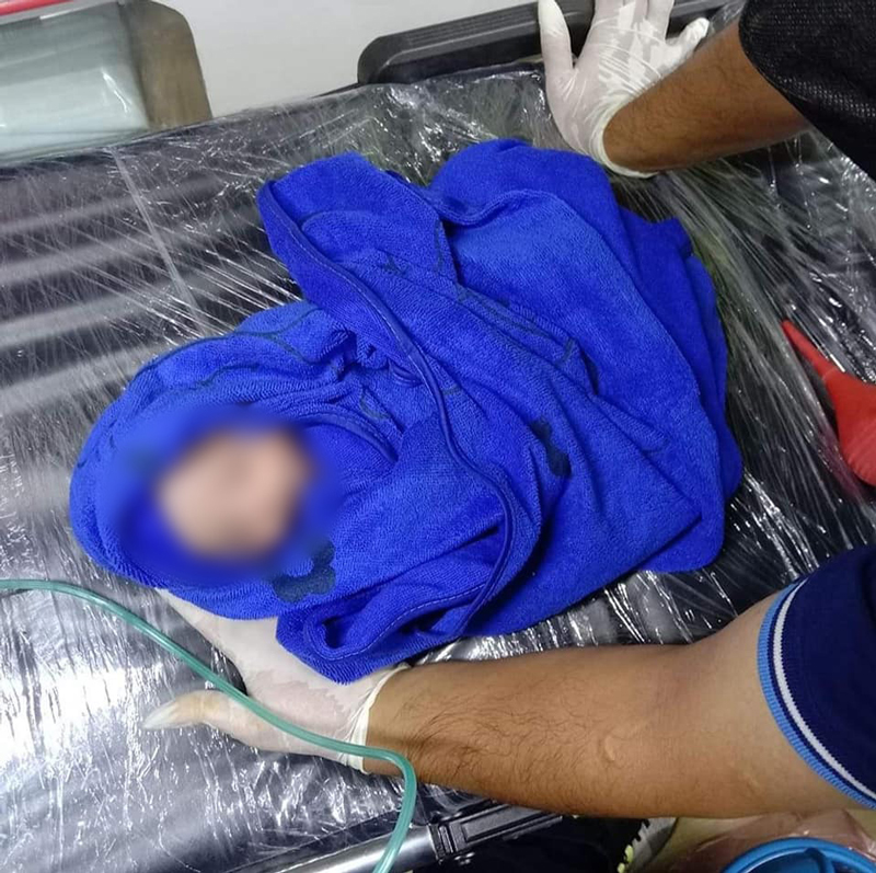 แม่วัยใสเอาถุงคลุมหัวลูกทิ้งพงหญ้าท้องไม่รู้ตัวกลัวแม่ด่า แม่วัยใสเอาถุงคลุมหัวลูกทิ้งพงหญ้าท้องไม่รู้ตัวกลัวแม่ด่า