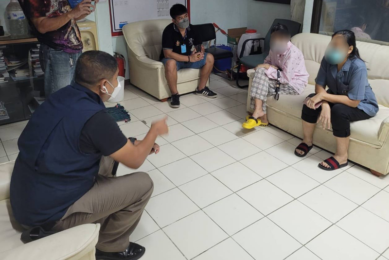 แม่วัยใสเอาถุงคลุมหัวลูกทิ้งพงหญ้าท้องไม่รู้ตัวกลัวแม่ด่า แม่วัยใสเอาถุงคลุมหัวลูกทิ้งพงหญ้าท้องไม่รู้ตัวกลัวแม่ด่า