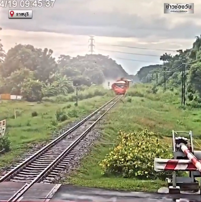 รถไฟชนกระบะ รถไฟชนกระบะ