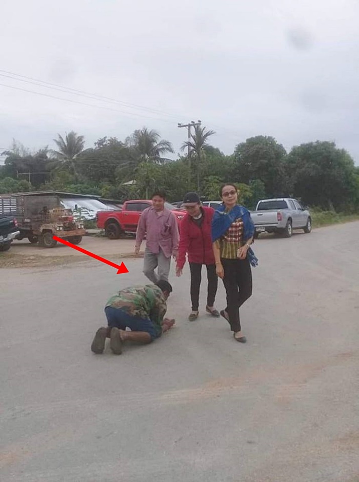 ภาพชาวบ้านก้มกราบแต่ไม่สนใจ ภาพชาวบ้านก้มกราบแต่ไม่สนใจ