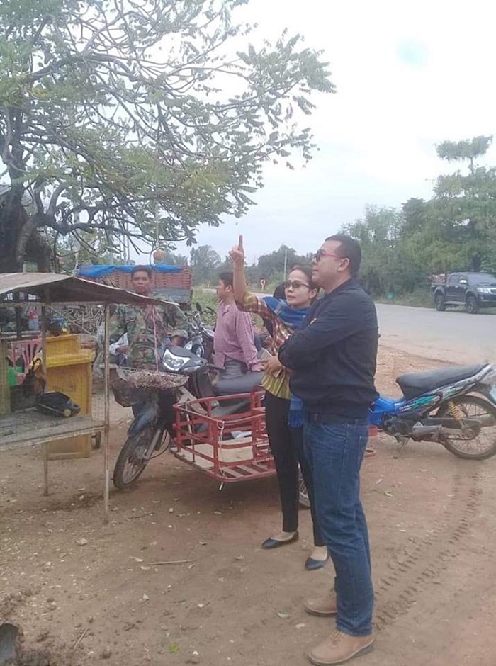 ภาพชาวบ้านก้มกราบแต่ไม่สนใจ ภาพชาวบ้านก้มกราบแต่ไม่สนใจ