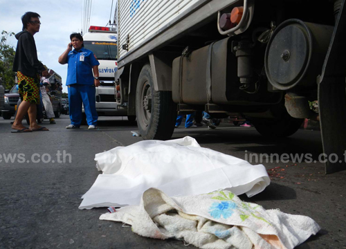 รถบรรทุกน้ำแข็งทับหัวเด็ก 8 เดือนเละ - แม่เจ็บ