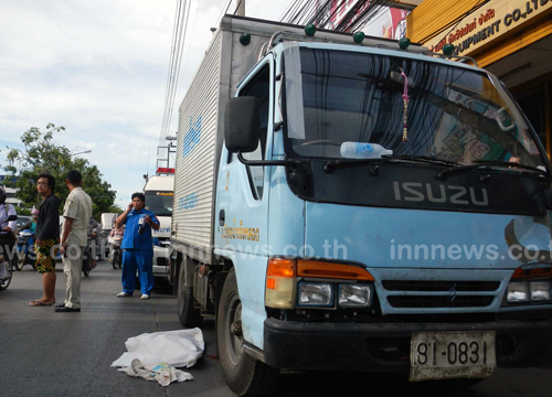 รถบรรทุกน้ำแข็งทับหัวเด็ก 8 เดือนเละ - แม่เจ็บ