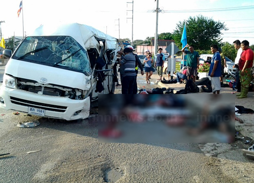 รถตู้ตำรวจชนแท็กซี่