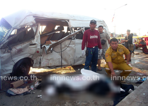 รถตู้ตำรวจชนแท็กซี่