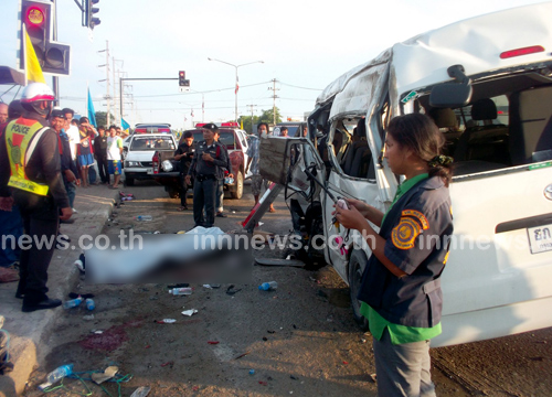 รถตู้ตำรวจชนแท็กซี่