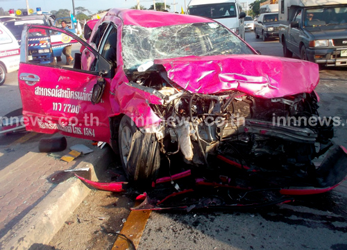 รถตู้ตำรวจชนแท็กซี่