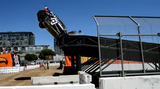 คลิปนักซิ่งมะกันหวิดเดี้ยง โชว์ขับรถผาดโผนพลาด