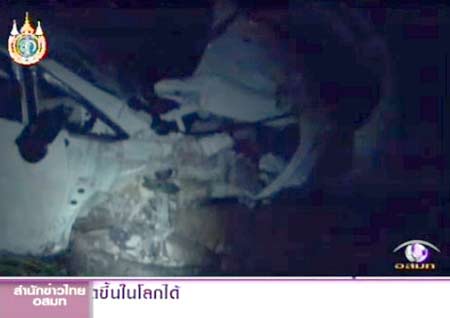 รถไฟท่องเที่ยวพุ่งชนรถเก๋งป้ายแดง ดับยกครัว 4 ศพ