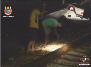 รถไฟท่องเที่ยวพุ่งชนรถเก๋งป้ายแดง ดับยกครัว 4 ศพ