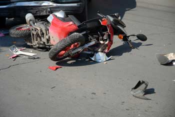 กระบะจอดนอน ถูกปลุกตื่น เผลอถอยชน จยย.ดับ