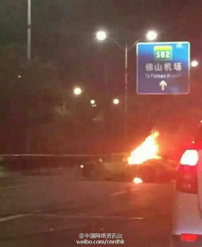 แลมโบกินี่ ชนขอบข้างทาง แลมโบกินี่ ชนขอบข้างทาง