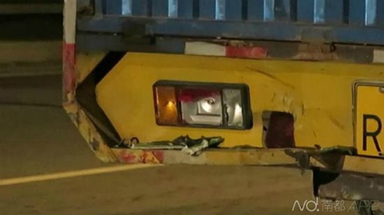 แลมโบกินี่ ชนขอบข้างทาง แลมโบกินี่ ชนขอบข้างทาง