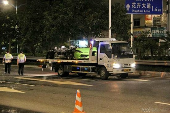 แลมโบกินี่ ชนขอบข้างทาง แลมโบกินี่ ชนขอบข้างทาง