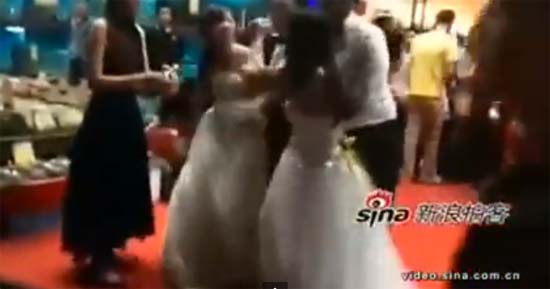 ยิ่งกว่าละคร เมียน้อยจีนใส่ชุดแต่งงานอุ้มท้องตบเจ้าสาวหน้างานแต่ง ยิ่งกว่าละคร เมียน้อยจีนใส่ชุดแต่งงานอุ้มท้องตบเจ้าสาวหน้างานแต่ง