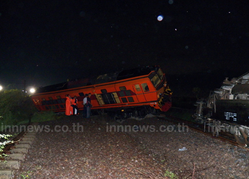 รถไฟบรรทุกปูน ตกรางปทุมธานี ผงซีเมนต์กระจายเกลื่อน รถไฟบรรทุกปูน ตกรางปทุมธานี ผงซีเมนต์กระจายเกลื่อน