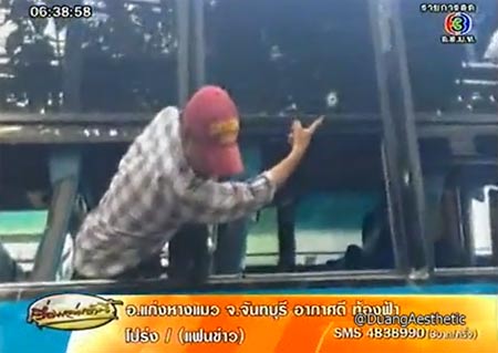 ช่างกล 2 สถาบัน รัวปืนสนั่น ในร้านขายของฝาก