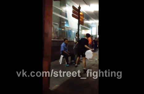 แพร่ทั่วโลก! คลิปเด็กไทยใช้เก้าอี้ฟาดหญิงสูงวัย ริมถนน กทม.