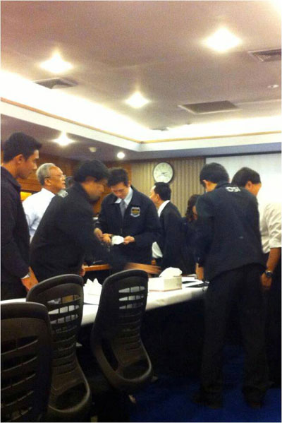 ภาพหลุด อภิสิทธิ์ พิมพ์ลายนิ้วมือ