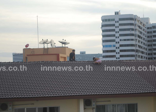 หนุ่มพัทยาคลั่งยาบ้า ปีนหลังคาตึก 5 ชั้น