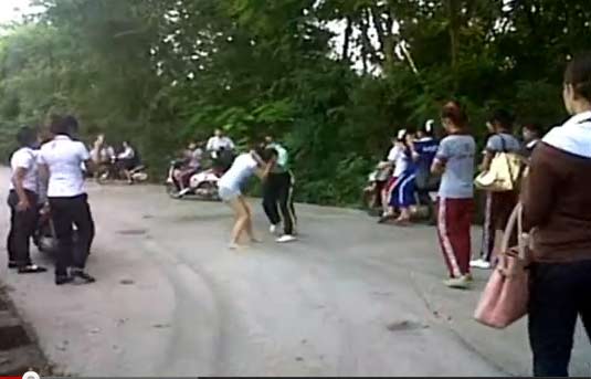 คลิปนักเรียนหญิงตบกัน ส่งต่อว่อนเมืองลำปาง