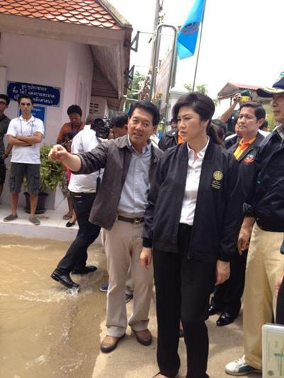 นายกฯ ลุยเยี่ยมชาวบ้านน้ำท่วม ยัน รัฐติดตามใกล้ชิด