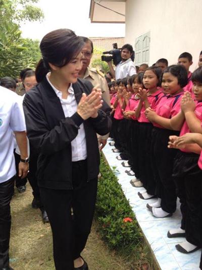 นายกฯ ลุยเยี่ยมชาวบ้านน้ำท่วม ยัน รัฐติดตามใกล้ชิด