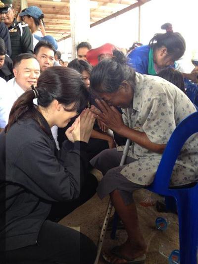 นายกฯ ลุยเยี่ยมชาวบ้านน้ำท่วม ยัน รัฐติดตามใกล้ชิด