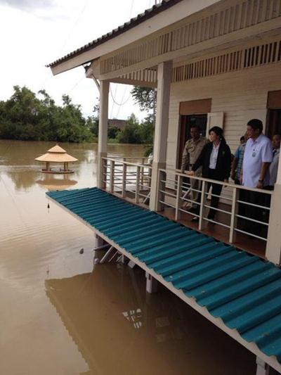 นายกฯ ลุยเยี่ยมชาวบ้านน้ำท่วม ยัน รัฐติดตามใกล้ชิด