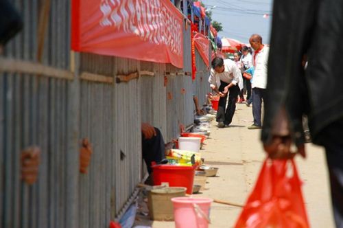 จีน จับ ขอทาน ขังกรง เหมือนสัตว์ กันรบกวนคนในงานวัด