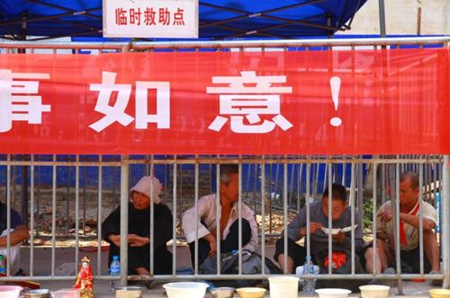 จีน จับ ขอทาน ขังกรง เหมือนสัตว์ กันรบกวนคนในงานวัด