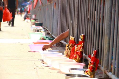 จีน จับ ขอทาน ขังกรง เหมือนสัตว์ กันรบกวนคนในงานวัด