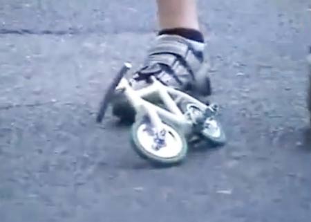 หนุ่มปั่นจักรยานเล็กจิ๋วที่สุดในโลก