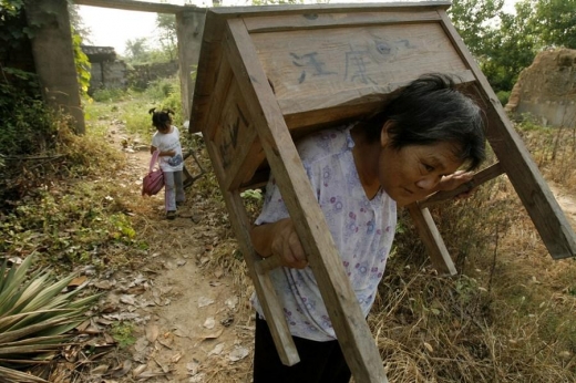 นักเรียนจีน ต้องแบกโต๊ะ-เก้าอี้ ไปเรียนเอง