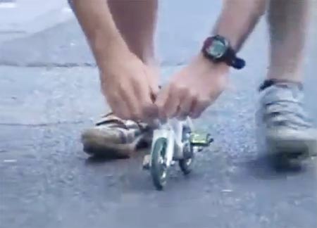 หนุ่มปั่นจักรยานเล็กจิ๋วที่สุดในโลก