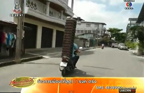 หนุ่มส่งไข่โชว์ท่ายาก ขี่รถมือเดียวส่งไข่ครั้งละ 30 แผง !