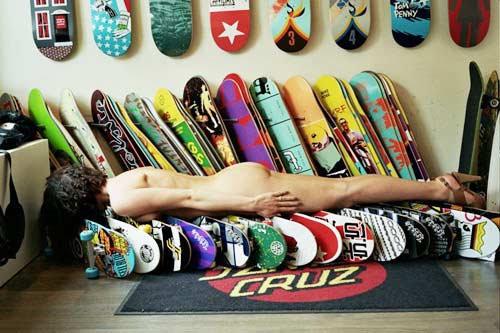 ช่างภาพสาวอินโดฯ ทิ้งทวน แก้ผ้าทำท่าแพลงกิ้ง