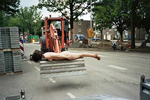 ช่างภาพสาวอินโดฯ ทิ้งทวน แก้ผ้าทำท่าแพลงกิ้ง