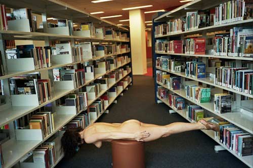 ช่างภาพสาวอินโดฯ ทิ้งทวน แก้ผ้าทำท่าแพลงกิ้ง